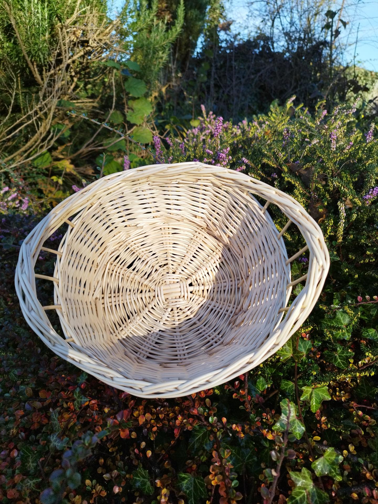 Corbeille avec passe-doigts